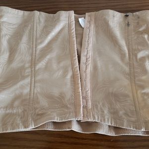 Like New Maidenform Waist Shaper